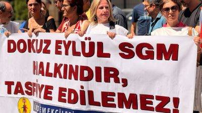 Büro-İş Sendikası İzmir Şubesi tarafından düzenlenen eylemde, Dokuz Eylül SGM
